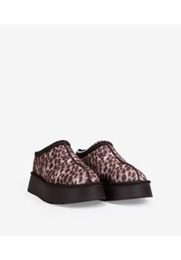 Zapatos con estampado de leopardo, con un upper de tela suave, detalles en marrón oscuro y una suela de plataforma gruesa. Diseño redondeado con detalles de costura texturizada.
