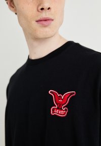 Levi's® VINTAGE FIT GRAPHIC - Apdrukāts T-krekls - black'