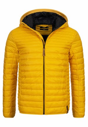 Chaqueta acolchada amarilla con capucha, con textura de quiltado horizontal, cierre frontal con cremallera y forro interior negro en contraste.