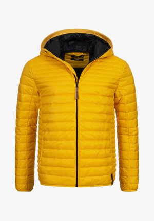 Żółta pikowana kurtka z kapturem, posiadająca poziomy wzór pikowania, zamek błyskawiczny z przodu oraz kontrastową czarną podszewkę.