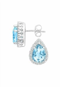 Pendientes en forma de lágrima con piedras preciosas azul claro, rodeados de pequeñas piedras transparentes, montados en plata. El diseño presenta un cierre de tipo stud.