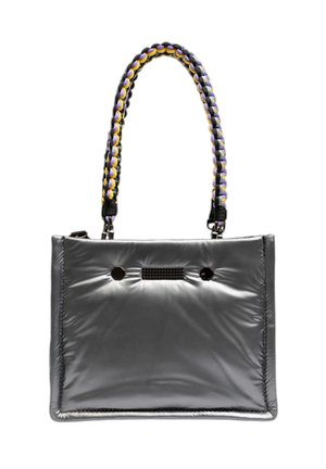 Sac à main en métal gris avec un devant rembourré, doté de poignées tressées multicolores et de deux trous circulaires près du centre.