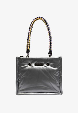 Sac à main en métal gris avec un devant rembourré, doté de poignées tressées multicolores et de deux trous circulaires près du centre.