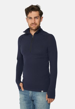 Pullover blu navy a maniche lunghe con collo a zip a un quarto, realizzato in un tessuto morbido e testurizzato. Presenta un logo discreto sul petto.