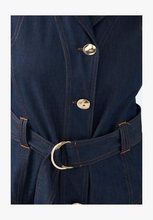 Donkerdenim jurk met gouden knopen, gestikte lijnen en een bijpassende riem met een ronde gesp. De stof heeft een gestructureerde afwerking.