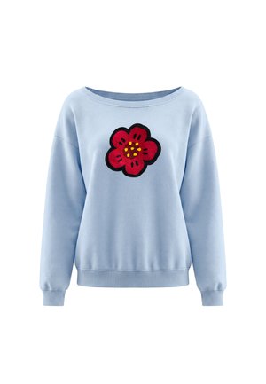 Felpa azzurro chiaro con maniche lunghe e una grande toppa a forma di fiore rosso con puntini gialli al centro davanti.