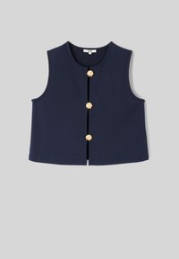 Gilet court sans manches bleu marine avec col rond et trois boutons dorés en forme de coquillage sur le devant, sur un fond gris clair.