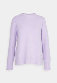 Pull en tricot lilas à manches longues avec poignets et ourlet côtelés, col rond et une petite étiquette en tissu près de l'ourlet du côté gauche.