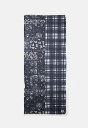 Cachecol azul-marinho com um design em patchwork, apresentando padrões paisley e xadrez. Tecido texturizado com detalhes intrincados e bordas acabadas.