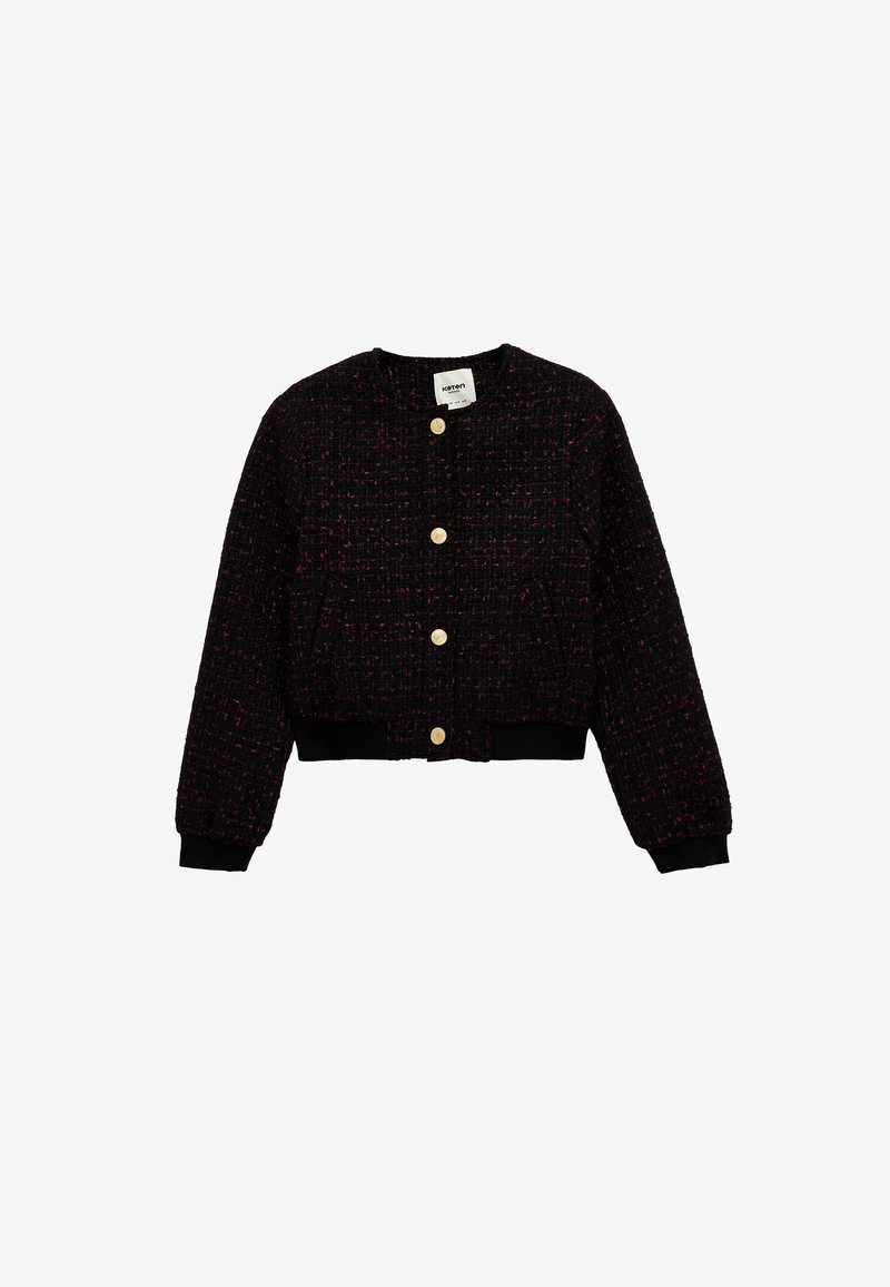 Czarna i czerwona kurtka z tweedu o skróconym kroju, z złotymi guzikami, długimi bufkami i czarnymi dzianinowymi mankietami na dole.