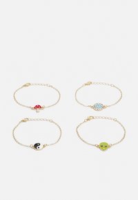 Quatro pulseiras de corrente de ouro com encantos distintos: cogumelo vermelho, olho azul com detalhes, yin-yang e rosto de alienígena verde com pormenores.