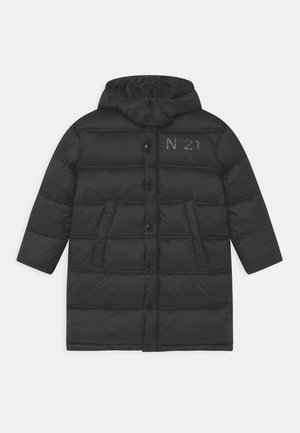 Schwarze Daunenjacke mit Kapuze, featuring einen Knopfverschluss und zwei Fronttaschen. Der Text "N°21" ist auf der linken Seite aufgedruckt.