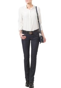 Biała koszula z długim rękawem, ciemnoniebieskie dżinsy, czarny pasek z ozdobną klamrą, czarne buty oraz mała ciemna torebka. Slim fit.