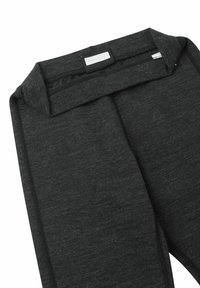 Ciemnoszare legginsy z szerokim, podwijanym paskiem w talii. Miękka, strukturalna tkanina z gładkim, wewnętrznym szwem. Minimalistyczny design, bez wyraźnych wzorów.