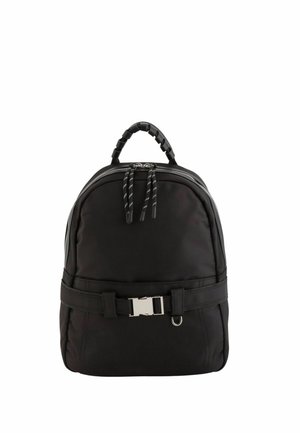 Czarny kompaktowy plecak z podwójnym zamkiem błyskawicznym, górną pętlą do trzymania, regulowanym paskiem z srebrną sprzączką oraz małym metalowym pierścieniem z przodu.
