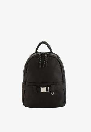 Schwarzer kompakter Rucksack mit Doppelreißverschluss, oberer Schlaufe, verstellbarem Gürtelriemen mit silberner Schnalle und kleinem Metallring vorne.