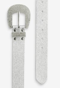 Sølvglitterbælte med en rhinestenbesat spænde, tekstureret rem, flere huller til justering og spidset design.