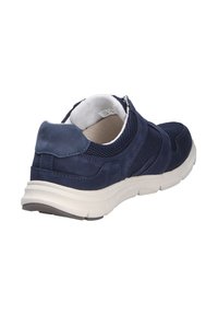 Baskets de sport bleu marine avec une combinaison de suède et de maille, bout rond, semelle rembourrée et semelle intermédiaire blanche contrastante.