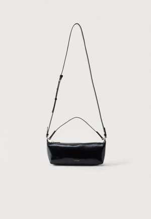 Fekete, téglalap alakú bőr keresztpántos táska állítható vállpánttal, felső cipzárral és apró aranyszínű Calvin Klein logóval elöl.