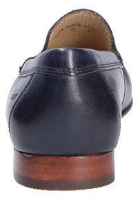 Marine leren loafers met een ronde neus en een gladde textuur. Voorzien van een lage houten hak en subtiele stiksels langs de achternaad.