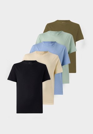 Cinque t-shirt a maniche corte esposte: nera, beige, azzurro chiaro, verde menta e oliva. Tutte sono realizzate in tessuto morbido con un classico collo a giro.
