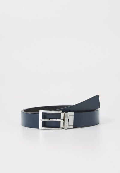 Curea din piele bleumarin cu o textură netedă, având o cataramă rectangulară din argint și un design elegant. Banda are o lățime de aproximativ 3 cm.