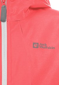 Giacca impermeabile rossa con zip frontale, cappuccio e logo grigio. Texture liscia, con una leggera lucentezza e tasche laterali.