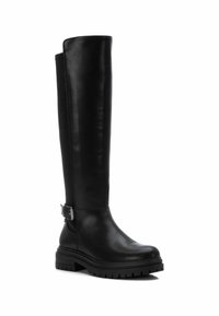 Bota negra de cuero liso hasta la rodilla, con un acento de hebilla en el tobillo y una suela de goma resistente para mayor tracción.