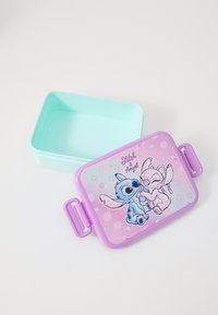 Plastikbrotbox mit einem helllila Deckel, der ein Design von Stitch und Angel zeigt. Das Innere ist mintgrün und umfasst Verschlüsse an den Seiten.