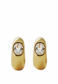 Un par de pendientes de aro de oro pulido, cada uno engastado con una gema redonda transparente en el centro, sobre un fondo blanco.