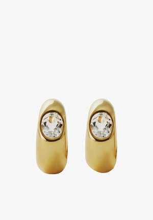 Un par de pendientes de aro de oro pulido, cada uno engastado con una gema redonda transparente en el centro, sobre un fondo blanco.