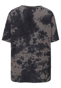 Didelis t-shirtas iš minkšto medvilnės mišinio, su juodu ir pilku raštu, krentantys pečiai ir apvalus iškirpimas.