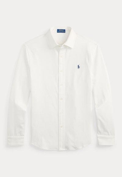 Бяла риза с дълъг ръкав, копчета и яка, с малко бродирано лого на Polo Ralph Lauren в тъмносиньо от лявата страна на гърдите.