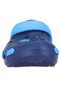 Sabots en croc de couleur bleu marine avec une lanière bleu clair et un logo en forme de disque, présentant des trous de ventilation et une semelle texturée pour une meilleure adhérence.
