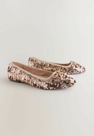 Des ballerines pailletées avec un bout pointu et un accent de nœud doré. La partie supérieure est recouverte de paillettes roses et bronze, avec une doublure beige.