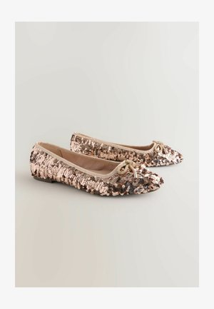Des ballerines pailletées avec un bout pointu et un accent de nœud doré. La partie supérieure est recouverte de paillettes roses et bronze, avec une doublure beige.