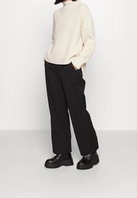 Selected Femme Petite Stickad tröja - off-white
