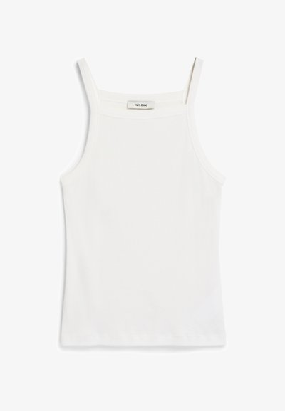 Top blanco sin mangas con tirantes finos, hecho de tela de algodón acanalada, que presenta un escote recto y un acabado limpio en el dobladillo.