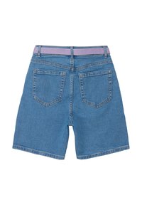 Denim blauwe shorts met een paarse elastische tailleband, voorzien van twee achterzakken en een rechte snit, op midden-dij lengte.