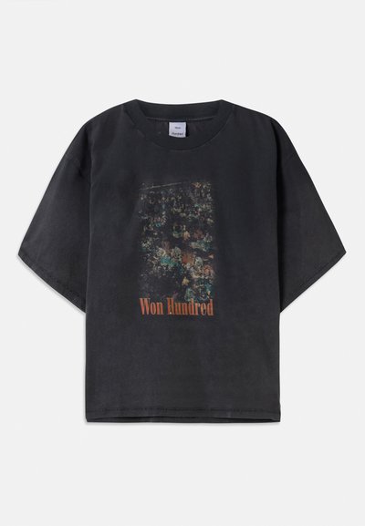 T-shirt oversized em algodão preto com decote redondo, apresentando um design gráfico colorido e o texto "Won Hundred" em laranja na frente.