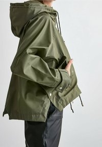 Olivgrön huva jacka med lös passform, långa ärmar och dragskojusteringar. Har präglade knappdetaljer och sidofickor.