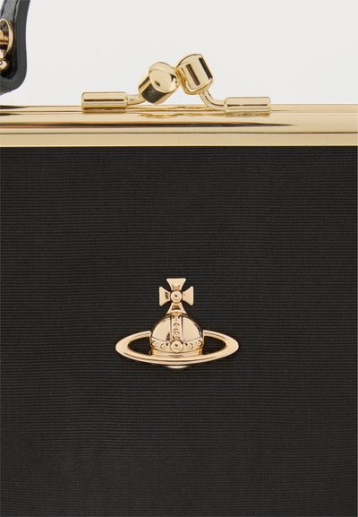 Μαύρο πορτοφόλι με υφή, με χρυσό κούμπωμα και χρυσό έμβλημα που μοιάζει με πλανήτη με δαχτυλίδι και σταυρό στην κορυφή.