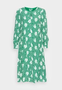 Vestido verde feito de um tecido leve, com estampa floral em branco, mangas longas com ombros volumosos e decote redondo.