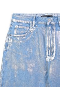 Jeans in denim blu chiaro con spruzzi di vernice metallica argento, bottone anteriore, zip, passanti per cintura e dettagli delle tasche frontali.