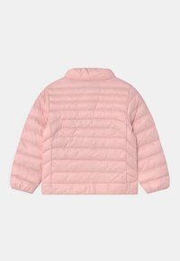 Ljusrosa pufferjacka med hög krage, med kviltade horisontella sektioner och elastiska muddarna, designad för värme och komfort.