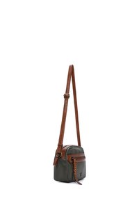 Sac à bandoulière en cuir vert avec une sangle en cuir marron, doté d'une poche avant zippée, de détails tressés et d'accents en clous sur la sangle.