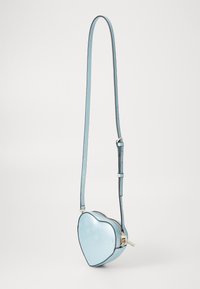 Gaiši zilas sirdis formas soma, izgatavota no spīdīga materiāla, ar reljefa apdari, ar rāvējslēdzēja aizdari un regulējamu siksnu.