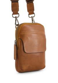 Hnědá kožená crossbody taška se zipovým uzávěrem, přední kapsou a nastavitelným popruhem. Obsahuje prošívané detaily a embosované logo.