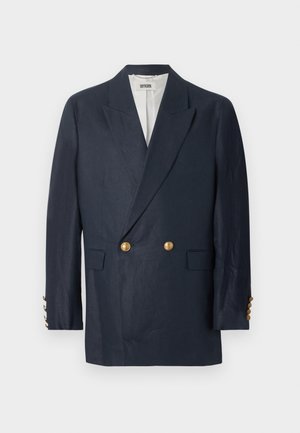 Tmavě modrý dvouřadý blazer s špičatými klopami, zlatými knoflíky, dvěma předními kapsami s klopou a knoflíkovým zdobením na manžetách.