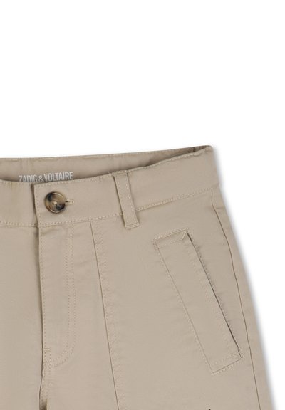 Ceinture de pantalon beige avec passants pour ceinture, fermeture à bouton, poche avant en biais, et étiquette "ZADIG & VOLTAIRE" à l'intérieur de la ceinture.
